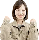 ガッツポーズの女性スタッフ