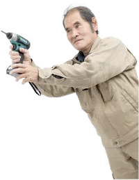 工具を構えるベテランスタッフ