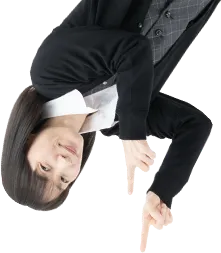 指さす女性スタッフの写真