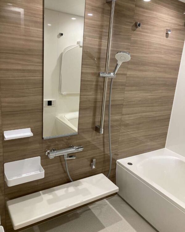 木目調のアクセントパネルで温かみあるバスルームに