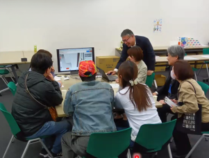 LIXIL福岡ショールームのリフォームフェアで、来場者がスタッフと一緒に3Dパースを見ながらリフォーム相談を行っている様子