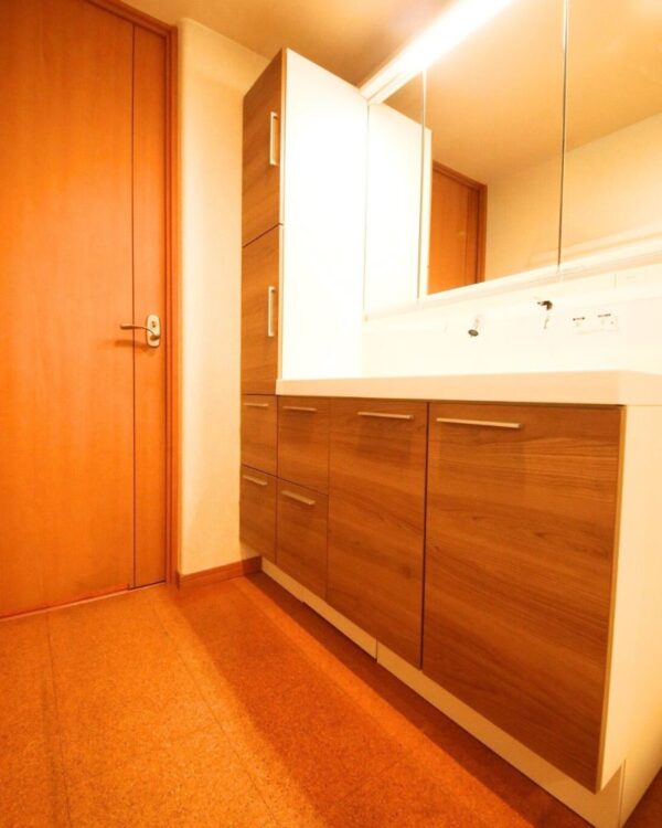 ブラウン系のカラーで温かみのある洗面空間に♪