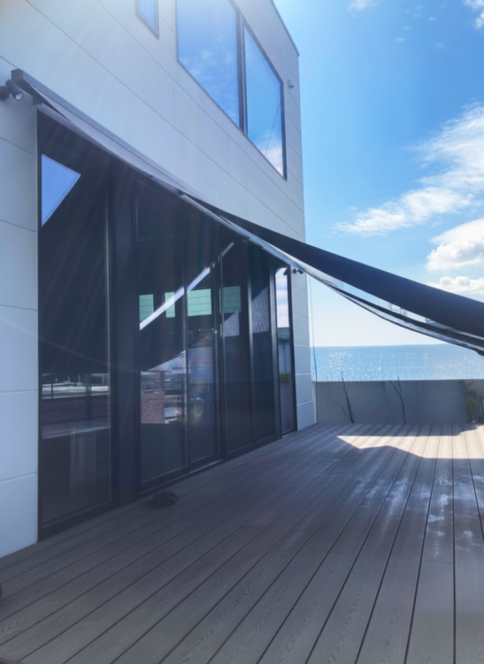 シェードを下げるだけの簡単！日差し対策！