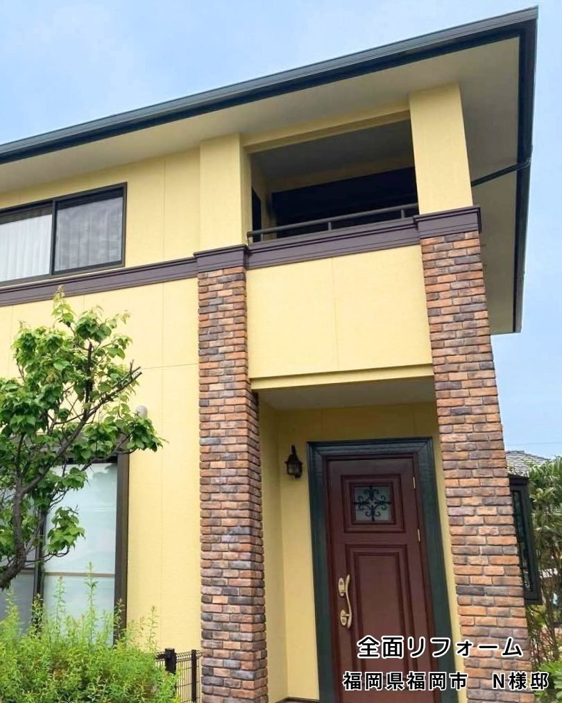 福岡市N様邸 外壁と屋根の塗装後の正面外観外壁は明るいクリーム色に、屋根はダークグリーンでメリハリある外観に!全体の印象がグッと引き締まりました!屋根には遮光塗料を使用!