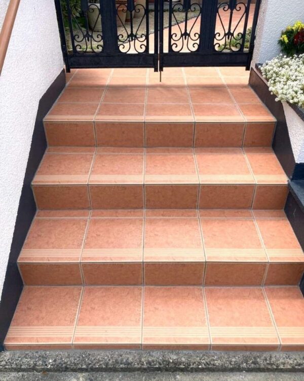 玄関アプローチを一新♪