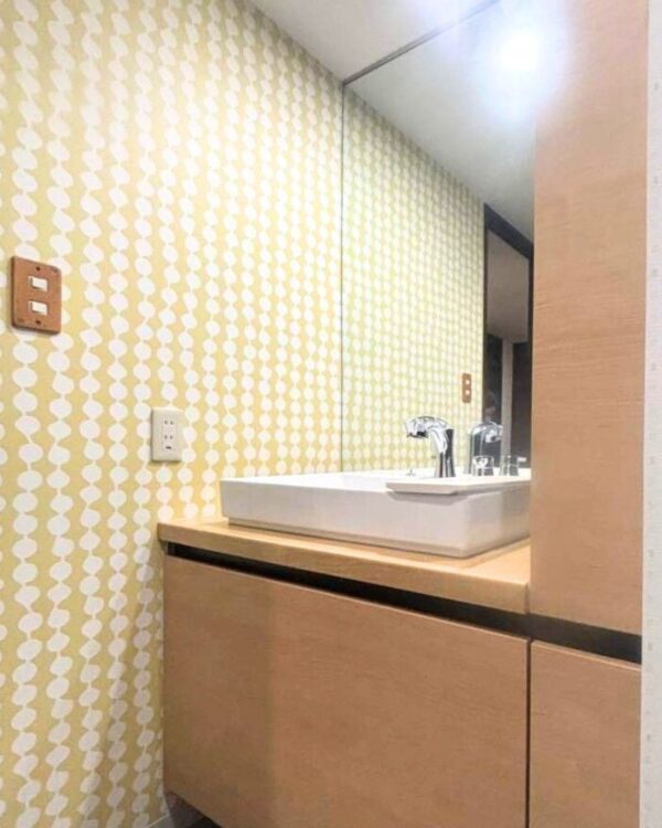 北欧風のオシャレな壁紙で気分が上がる洗面化粧室