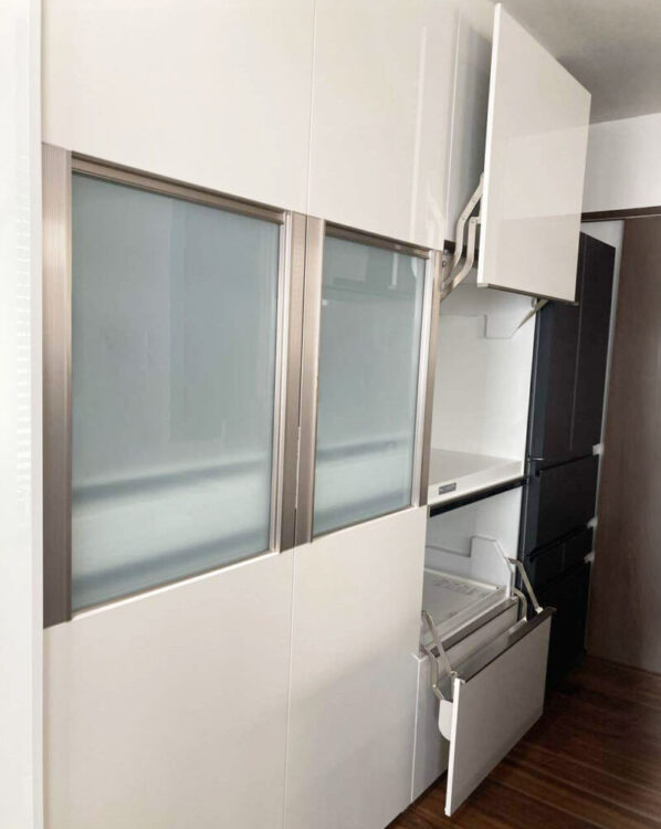 引き出し収納やリフトアップ式の扉で、調理家電や食器を効率的に整理