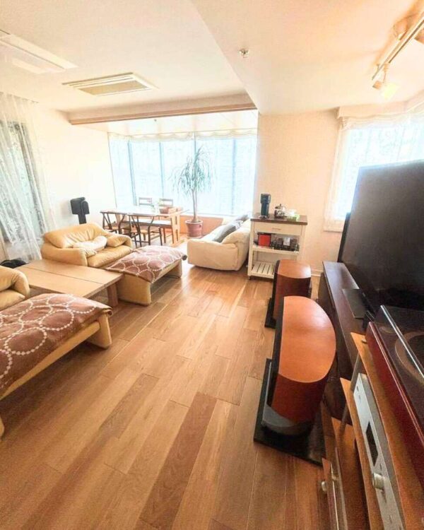 明るい木目調のフローリングと床暖房で、温かみのある快適な空間に♪